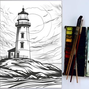 Puede incluir: Una ilustraci&oacute;n en blanco y negro de un faro en una costa rocosa con un cielo nublado. El faro tiene una torre alta con un peque&ntilde;o edificio en su base. El cielo est&aacute; lleno de nubes y hay un objeto grande y redondo en el cielo que podr&iacute;a ser el sol o la luna.