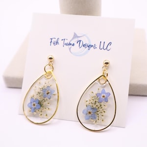 Pendientes de lágrima de resina con nomeolvides azules y encaje de la Reina Ana / Joyería del recuerdo