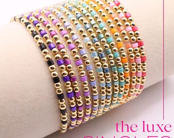 Pulseras apilables con cuentas de colores rellenas de oro