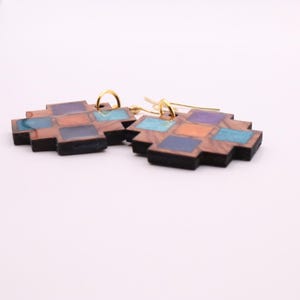 Pendientes geométricos de madera y resina imagen 5