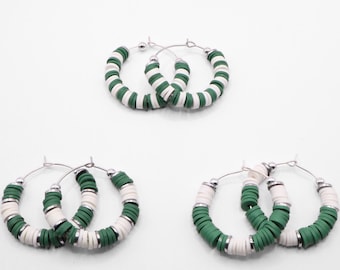 Pendientes de aro verdes y blancos para el día del juego