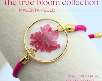 Pulsera de resina con flores prensadas en color magenta – Pulsera botánica ajustable / Colección True Bloom