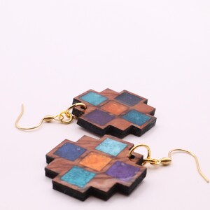 Pendientes geométricos de madera y resina imagen 8