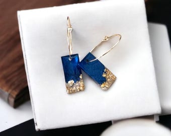 Pendientes de barra de resina azul marino y pan de oro sobre aros dorados - Joyería minimalista hecha a mano