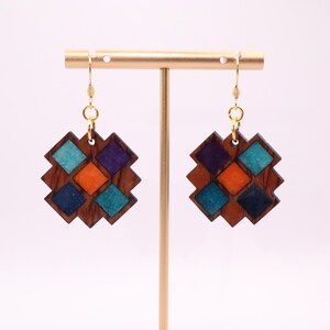 Pendientes geométricos de madera y resina imagen 4