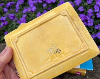 Mantequera Art Deco de Royal Devon, amarilla con estampado floral.