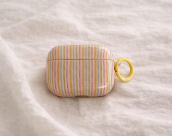 Bunte gestreifte AirPods Hülle, pastel rainbow stripes, aesthetic AirPods Case, Y2K Style, coquette vibes, cute AirPods cover, sommerlich