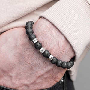 Pulsera de piedra de lava personalizada para hombre: cuentas personalizadas con 1 a 4 nombres. Regalo de joyería con nombre grabado para papá, esposo o abuelo.