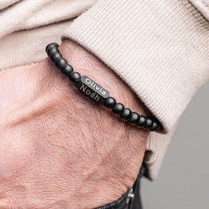 Pulsera para papá: pulsera de cuentas negras, pulsera personalizada para hombre, pulseras con nombre para hombre, nombres grabados 1, 2, 3, 4, fecha, iniciales, regalo personalizado