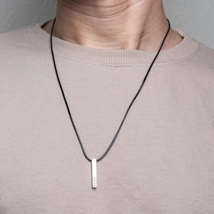 Collar para hombre: collar de barra personalizado con colgante grabado, regalo de joyería de plata para novio, papá o esposo, ideal para el Día del Padre.