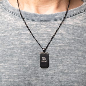 Collar con placa de identificación grabada: colgante con nombre personalizado para hombre, joyería negra o plateada, recuerdo familiar, regalo para esposo, papá o novio.