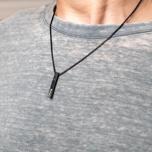 Collar personalizado para papá: colgante con nombre personalizado en cadena negra, joyería grabada para hombre, regalo de cumpleaños o del Día del Padre para papá o novio.