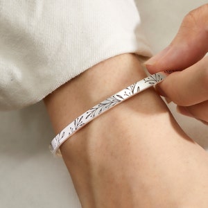 Pulsera grabada: Pulseras personalizadas de plata, oro Pulseras personalizadas con texto Brazalete con nombre y mensaje en el interior Regalo para ella imagen 7