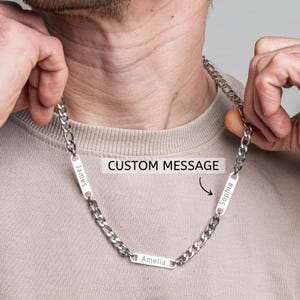 Collar con nombre personalizado para hombre: cadena Figaro grabada con nombres de niños, regalo personalizado para papá, collar personalizado para el Día del Padre, colgante para él y su esposo.