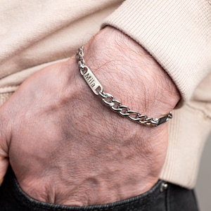 Pulsera con nombre personalizada para hombre: pulsera de cadena Figaro de plata personalizada con etiquetas grabadas para 1 a 5 nombres. Regalo para papá, esposo o hijo.