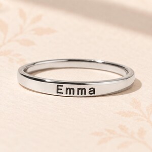 Ring met eigen naam, gepersonaliseerde gegraveerde stapelring voor mama, slanke stapelbare ring, verjaardagscadeau voor haar