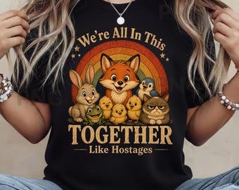 Estamos todos juntos en esto como rehenes PNG: Divertido animal retro, humor de escuadrón PNG, caricatura de amistad sarcástica (descarga digital)