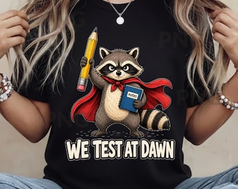 We Test At Dawn PNG: Mapache divertido haciendo pruebas a un estudiante PNG Motivación para exámenes Humor en el aula (Descarga digital)