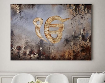 Op de afbeelding: Een moderne woonkamer met een witte bank, twee witte stoelen en een glazen salontafel. Aan de muur hangt een groot abstract schilderij met een gouden symbool. Het schilderij heeft een textuur en een verweerde uitstraling.