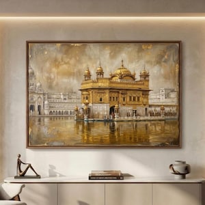 Op de afbeelding: Een rechthoekige wandkunstprint met een olieverfschilderij van de Gouden Tempel in Amritsar, India. Het kunstwerk toont het vergulde bouwwerk omringd door water, met een bewolkte, getextureerde lucht in goud-, bruin- en crèmetinten.