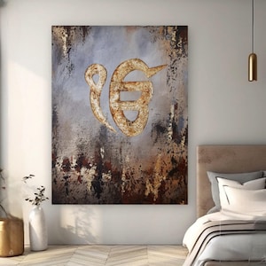 Può includere: Arte murale astratta con un simbolo dorato su uno sfondo strutturato grigio, marrone e bianco. L'opera d'arte è esposta in una camera da letto, con un letto ed elementi decorativi visibili. Probabilmente è un simbolo Sikh.