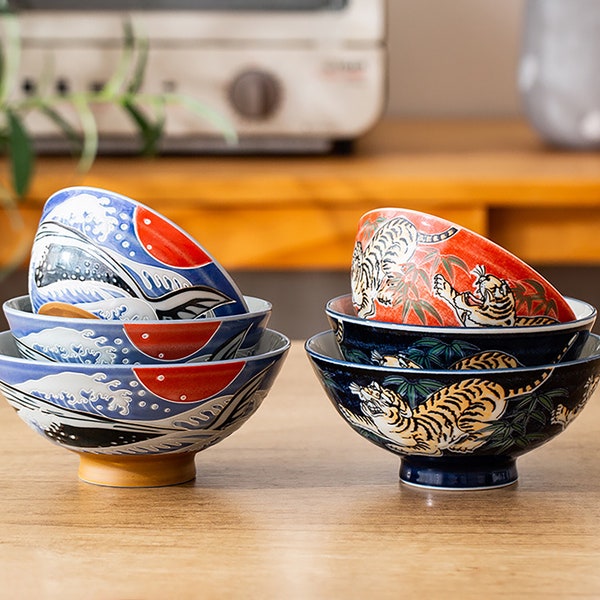 Bols du riz traditionnel japonais en porcelaine avec design traditionnel bonheur animaux et fait main artisanal en Japon