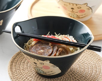 Traditionele Japanse porseleinen Ramen-kom met eetstokjes