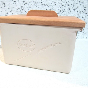 Gliniany chlebak, wypalany, nieszkliwiony. Pojemność ok. 8 litrów, w 100% ręcznie robiony, wyprodukowany w Bawarii. Każdy chlebak jest unikatowy. Darmowa wysyłka.