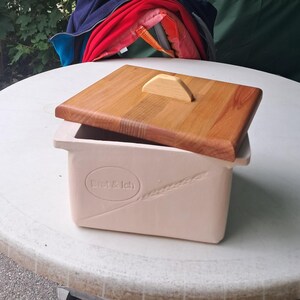 Mini scatola per il pane in argilla non smaltata con coperchio in legno