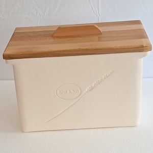 Brotkasten aus Ton, gebrannt, unglasiert mit Holzdeckel,ca.12 Ltr. 100% Handarbeit,hergestellt in Bayern. Jeder Brotkasten ist ein Unikat.