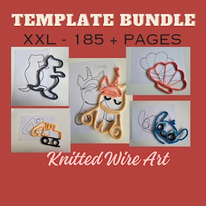 Puede incluir: Una colección de plantillas de arte de alambre tejido, que incluye un unicornio, un dinosaurio, una concha, una excavadora y Stitch de Lilo & Stitch. Las plantillas están impresas en papel blanco y están listas para usarse con alambre tejido. El texto "TEMPLATE BUNDLE XXL - 185+ PAGES" y "Knitted Wire Art" también es visible en la imagen.