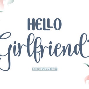 Puede incluir: Un gráfico de fuente de escritura cursiva azul con el texto "HELLO GIRLFRIEND" y las palabras "MODERN SCRIPT FONT" debajo. El gráfico está rodeado de flores de acuarela rosa y verde.