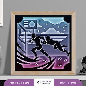 Op de afbeelding: Een digitaal bestand voor een gelaagd papierkunstig ontwerp met twee silhouetten van mensen die rugby spelen onder een sterrenhemel. Het ontwerp is in een blauw en paars kleurenschema en bevat een basketbalring op de achtergrond.