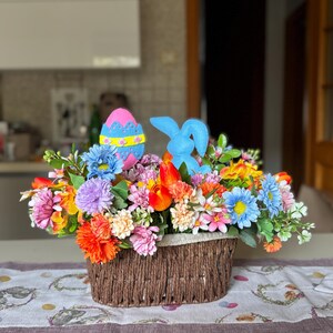 centrotavola floreale con dettagli pasquali