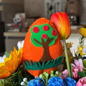 centrotavola floreale con dettagli pasquali