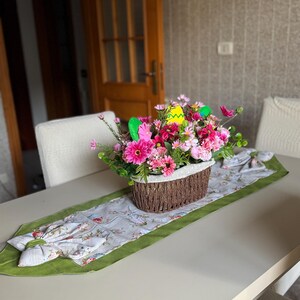 centrotavola floreale con dettagli pasquali