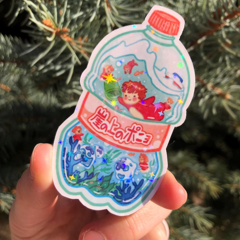 K&ouml;nnte beinhalten: Eine durchsichtige Plastikflasche mit einem roten und wei&szlig;en Etikett, auf dem in Japanisch "海の宝石" steht. Die Flasche ist mit Wasser gef&uuml;llt und enth&auml;lt verschiedene bunte Fische und Meeresbewohner. Die Flasche ist von einem wei&szlig;en Rand umgeben.