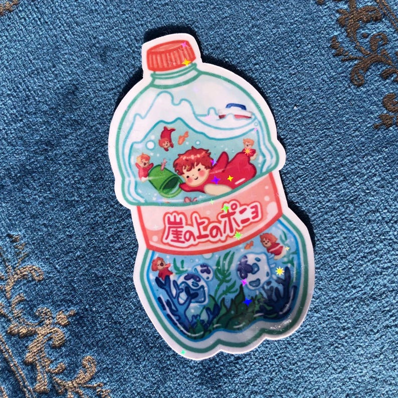 K&ouml;nnte beinhalten: Ein Aufkleber mit einer durchsichtigen Plastikflasche mit rotem Verschluss. Die Flasche ist mit blauem Wasser gef&uuml;llt und enth&auml;lt eine kleine rote Figur mit einem gr&uuml;nen Eimer, umgeben von Blasen und Algen. Der Text "崖の上のポニョ" ist in japanischer Sprache auf die Flasche gedruckt.