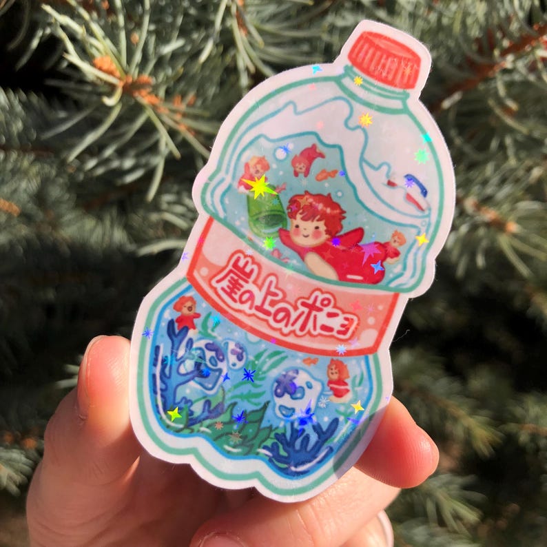 K&ouml;nnte beinhalten: Ein Aufkleber mit einer durchsichtigen Plastikflasche mit rotem Verschluss, gef&uuml;llt mit einer blauen und gr&uuml;nen Ozeanszene. Die Flasche tr&auml;gt den japanischen Text "海のポニ" auf der Seite. In der Flasche befinden sich kleine Fische und eine Meerjungfrau.