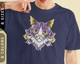 Op de afbeelding: Marineblauw T-shirt met een gestileerd kattengezicht in paars, geel en wit. De afbeelding is gecentreerd. Het shirt heeft een ronde hals en korte mouwen. De tekst "8 SIZES" en "8 COLORS" staat aan de linkerkant.
