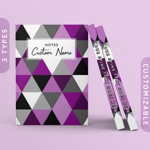 Puede incluir: Un cuaderno con un patrón geométrico de color morado, negro, blanco y gris con el texto "NOTES Custom Name" en la portada. El lomo del cuaderno es personalizable con texto.