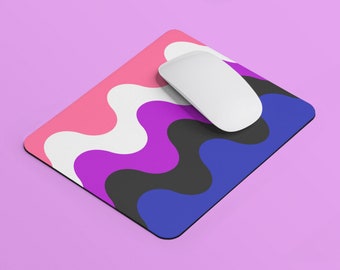 Puede incluir: Una alfombrilla de ratón colorida con un patrón ondulado en rosa, blanco, morado, negro y azul. Un ratón de ordenador blanco está encima de la alfombrilla de ratón.