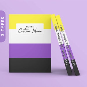 Pode incluir: Três cadernos com listras amarelas, brancas, roxas e pretas. A capa do caderno à esquerda tem um rótulo branco com o texto "NOTES Custom Name". As lombadas dos cadernos à direita têm o texto "YOUR SPINE TEXT GOES HERE".