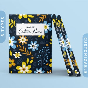 Puede incluir: Un cuaderno azul oscuro con un patrón floral en amarillo, naranja y azul. El cuaderno tiene una etiqueta blanca con el texto "NOTES Custom Name". El lomo del cuaderno es visible y tiene el texto "YOUR SPINE TEXT GOES HERE".