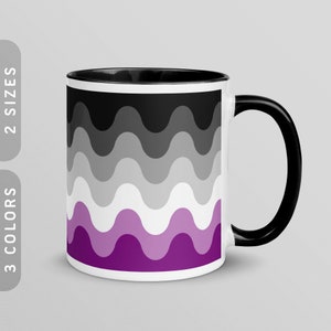Puede incluir: Una taza de cerámica blanca con asa y borde negros. La taza presenta un patrón ondulado en negro, gris, blanco y morado. Los colores recuerdan a la bandera del orgullo asexual.