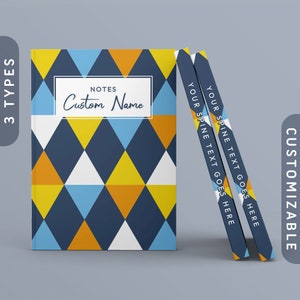 Puede incluir: Una pila de tres cuadernos con un patrón geométrico de triángulos azules, blancos, amarillos y naranjas. La portada del cuaderno tiene el texto "NOTES Custom Name". El lomo de cada cuaderno tiene el texto "YOUR SPINE TEXT GOES HERE".