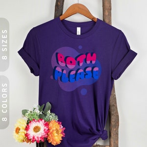 Op de afbeelding: Paars T-shirt met een afbeelding van een roze, blauwe en paarse swirl met de tekst "BOTH PLEASE" in een retro-lettertype.