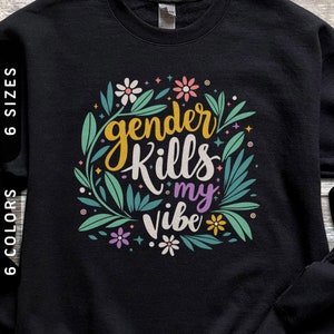 Op de afbeelding: Zwarte sweatshirt met de tekst "gender Kills my vibe" in een kleurrijk bloemmotief. Het ontwerp bevat gele, witte, roze, paarse en groene elementen. De sweatshirt heeft een ronde hals en lange mouwen.