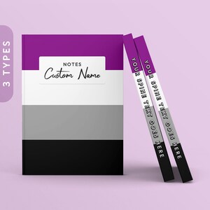 Puede incluir: Tres cuadernos con una cubierta a rayas de color morado, blanco, gris y negro. La cubierta tiene una etiqueta que dice "NOTES Custom Name". Los lomos de los cuadernos tienen el texto "YOUR SPINE TEXT GOES HERE" impreso en ellos.