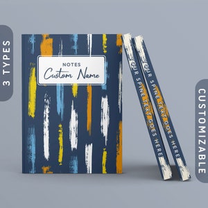 Puede incluir: Un cuaderno azul marino con un diseño de pinceladas en amarillo, blanco, naranja y azul. El cuaderno tiene una etiqueta blanca con el texto "NOTES Custom Name". Dos cuadernos adicionales se apoyan contra él, con el texto "YOUR SPINE TEXT GOES HERE".